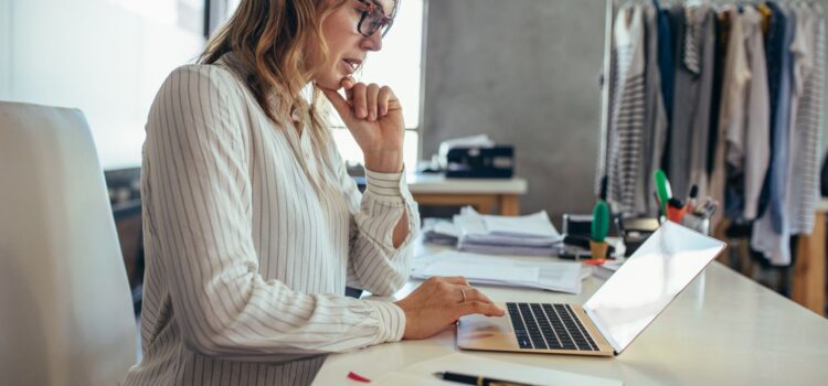 Właścicielka małej firmy analizująca reklamy Facebook i Instagram przy laptopie