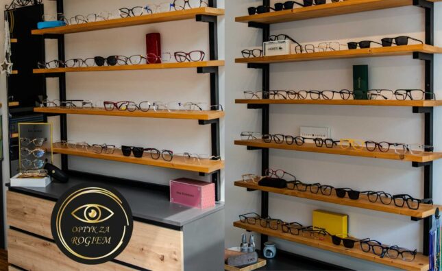 Wnętrze salonu optycznego Optyk Za Rogiem w Warszawie (Wola) – dobór okularów do pracy