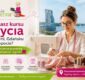 Kobieta szyjąca przy maszynie w nowoczesnej pracowni krawieckiej na tle panoramy Trójmiasta. Grafika promująca kursy szycia w Gdyni, Gdańsku i Sopocie prowadzone przez SzkoleniaKrawieckie.pl Danuta Zaczek.